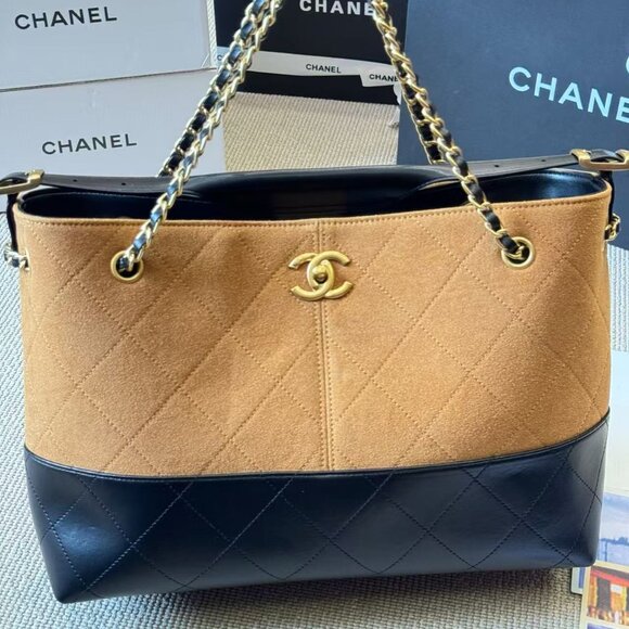 Classic CHANEL Bag: A Stylish and Versatile Choice for Elegance - Picture 3 of 6